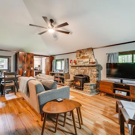 Walk To Barretts Park Wooded Cabin With Grill!